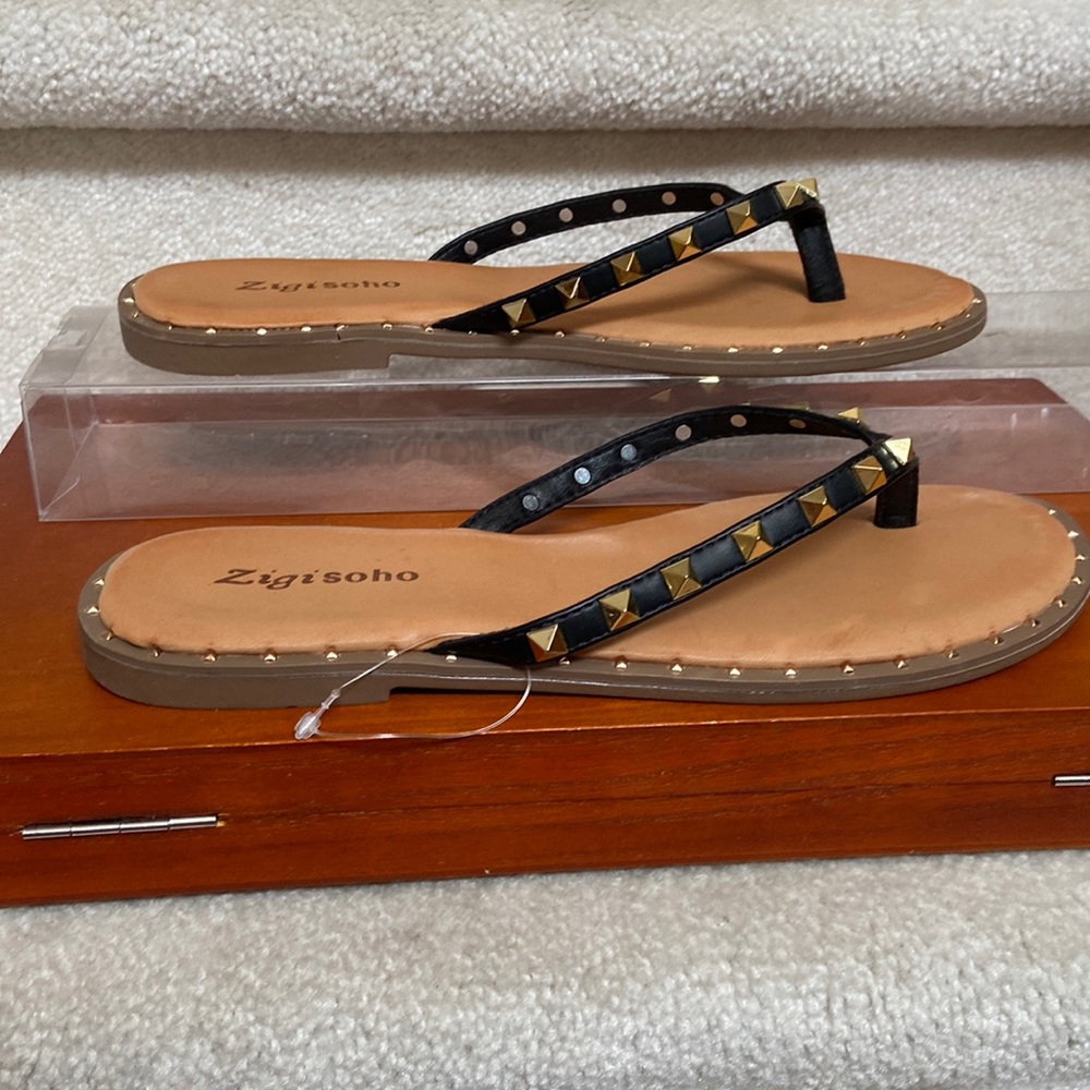 nwt zigi soho rockstud flip flops / sandals